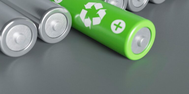 Recycling-Symbol auf einer Batterie